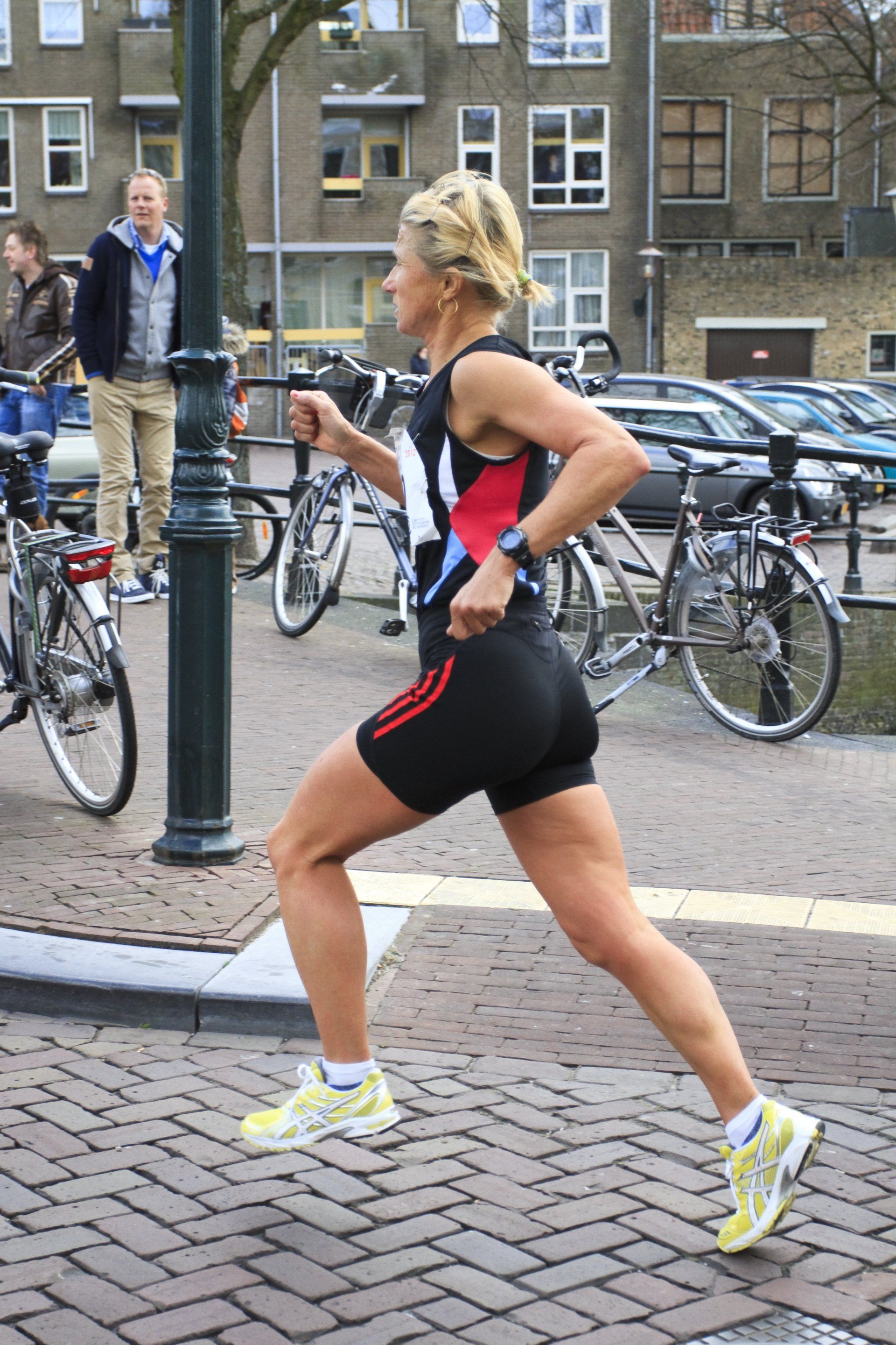 Dona més gran de 50 anys corrent