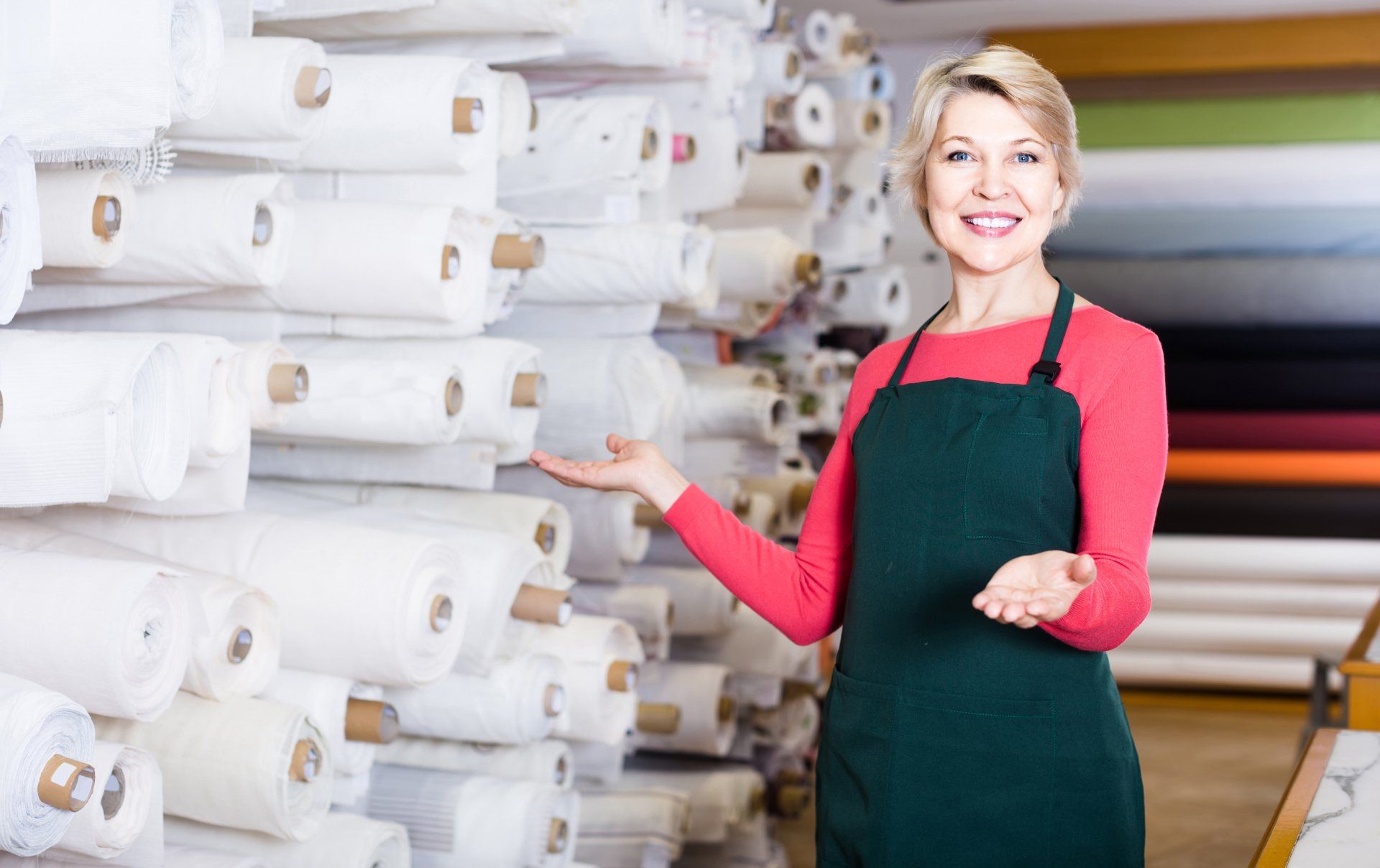 Mujer mayor de 50 años con trabajo