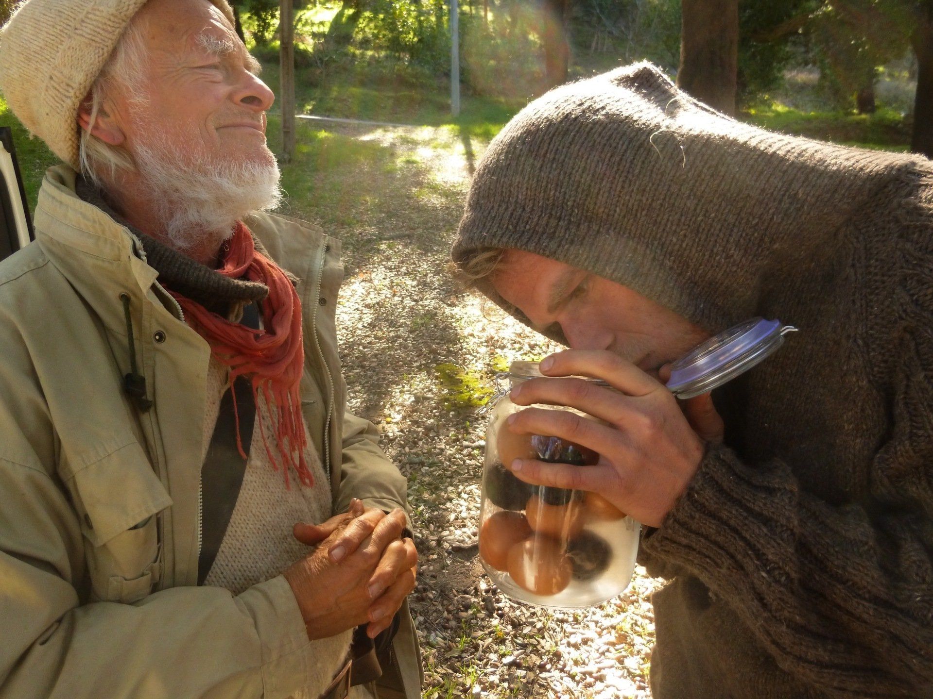 Zwei Männer erfreuen sich sichtlich am Trüffelaroma