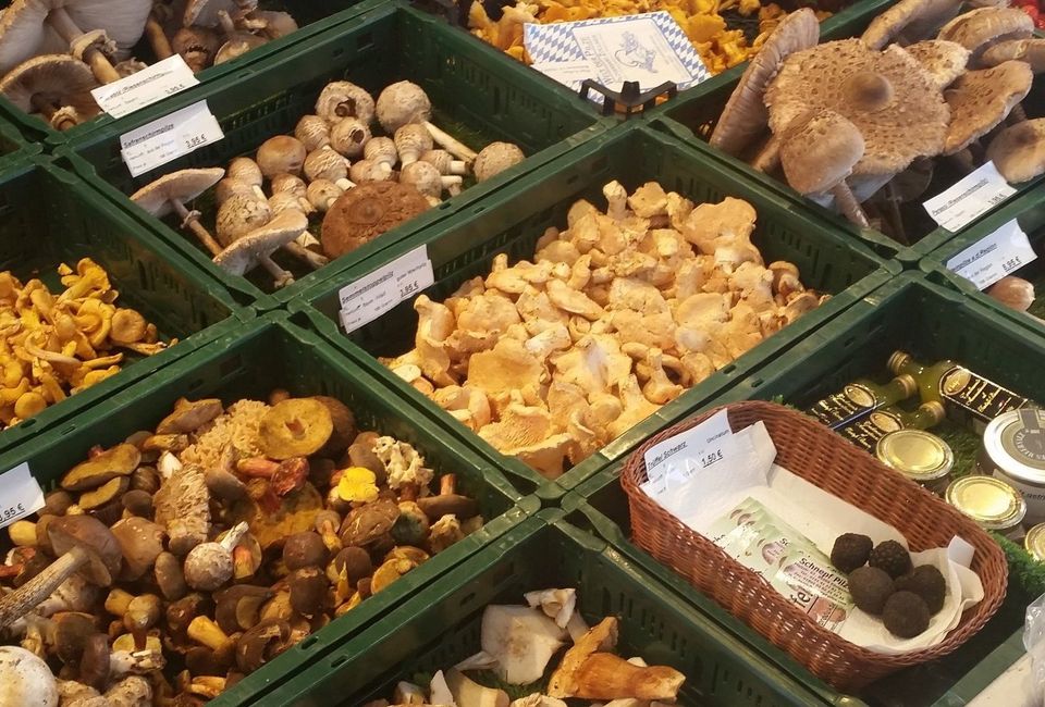 Pilze auf dem Wochenmarkt Pilze auf dem Wochenmarkt mit Trüffeln