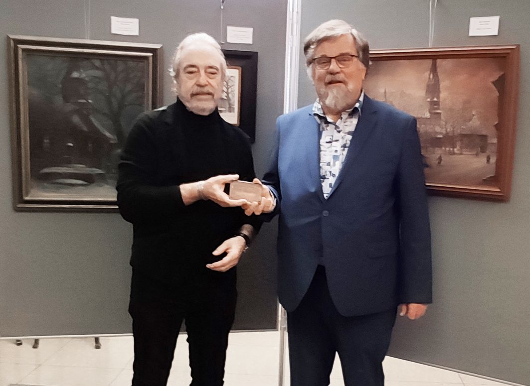 Übergabe des Hausschildes an den Vorsitzenden Herrn Krug