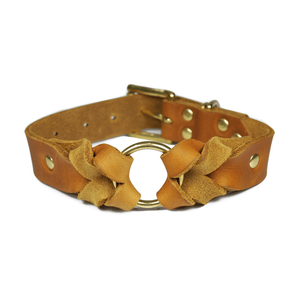 Geflochtenes Halsband aus weichem Fettleder in cognac hellbraun. Handgemacht in Mannheim.