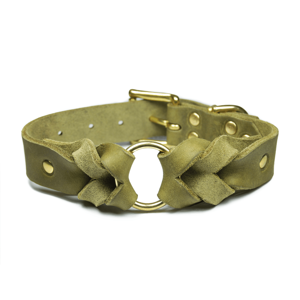 Flechthalsband aus weichem Fettleder in olivegrün khaki. Handgemacht in Mannheim.