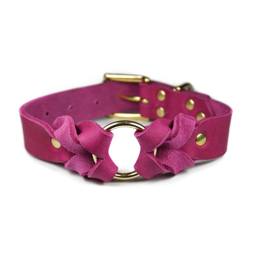 Flechthalsband aus weichem Fettleder in berry pink. Handgemacht in Mannheim.