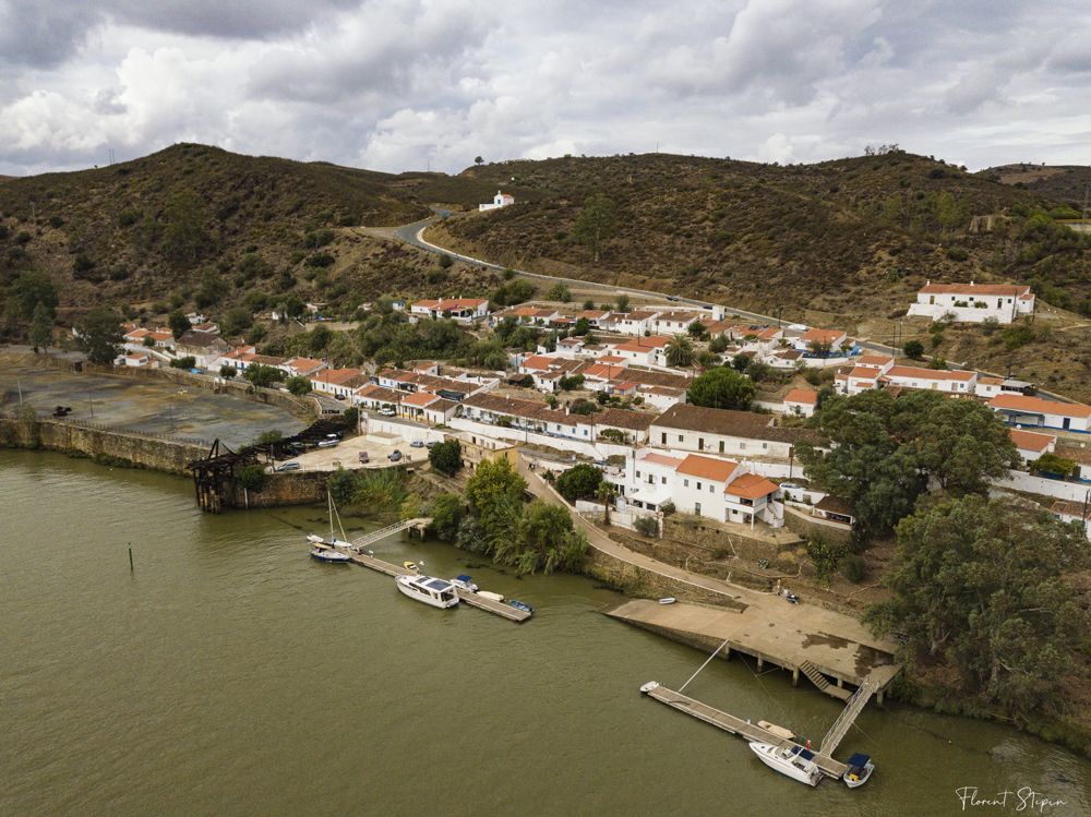 Vue aérienne du Village et quais de Pomarão, Portugal