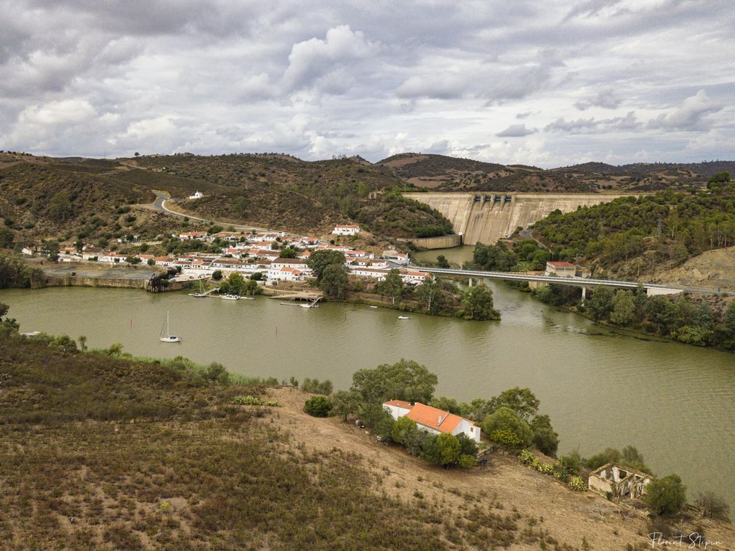 Vue aérienne de Pomarão et du barrage del Chanza, Portugal