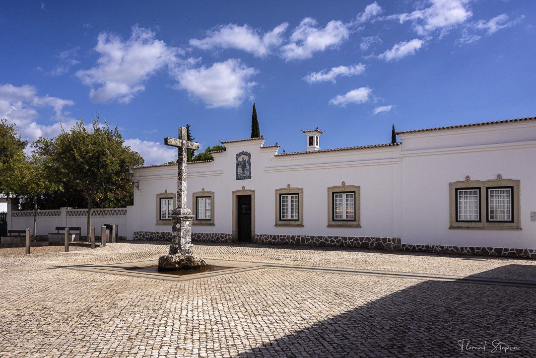 La place principale de Querença en Algarve, Portugal