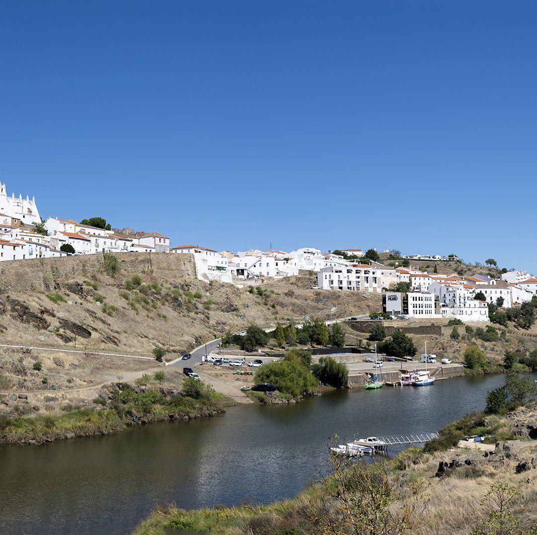 Vue panoramique de Mertola sur les bords du Guadiana en Alentejo (Portugal)