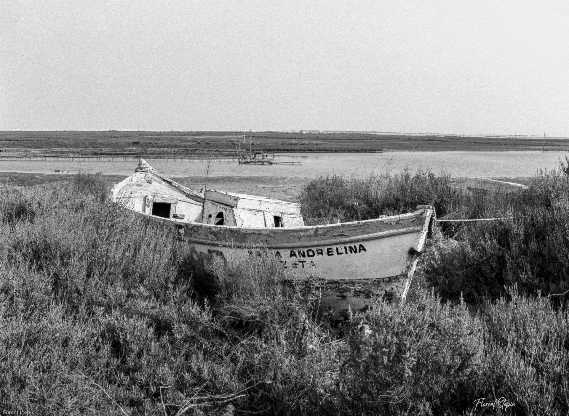 photo argentique barque abandonnée dans la ria Formosa en Algarve