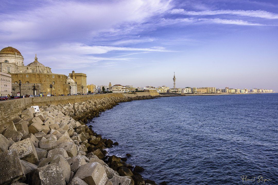 Digue de protection de la cathédrale et de la vieille ville de Cadix, Andalousie, Espagne