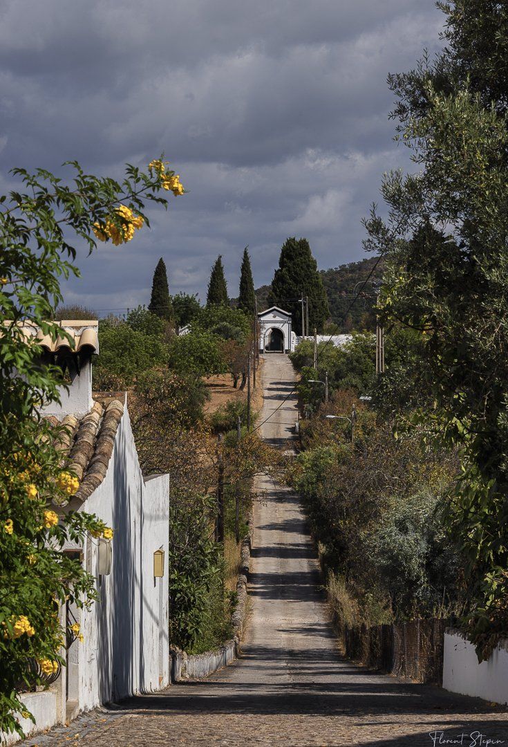 Chemin du cimetière à Querença en Algarve, Portugal