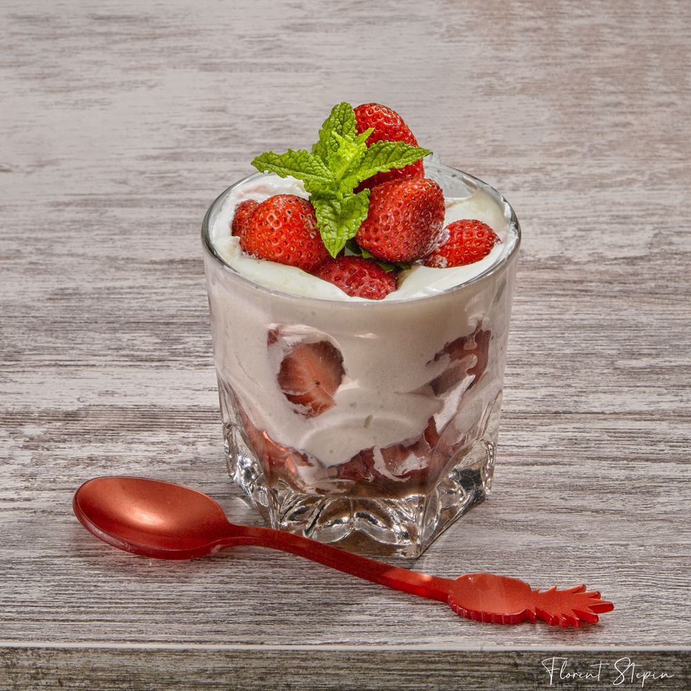 Crème aux fraises sur gâteau coco, Florent Stepin, Algarve, Portugal.