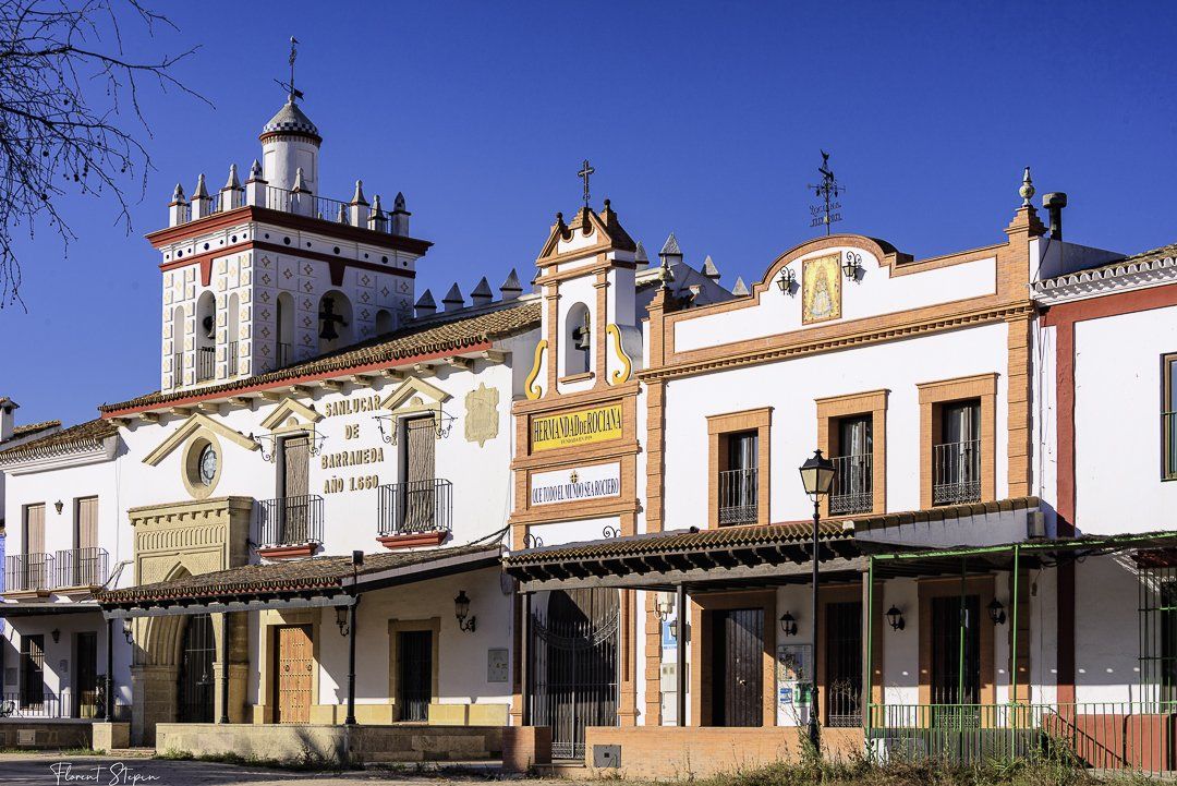 Edifices de représentation des villages des alentours à El Rocio en Andalousie