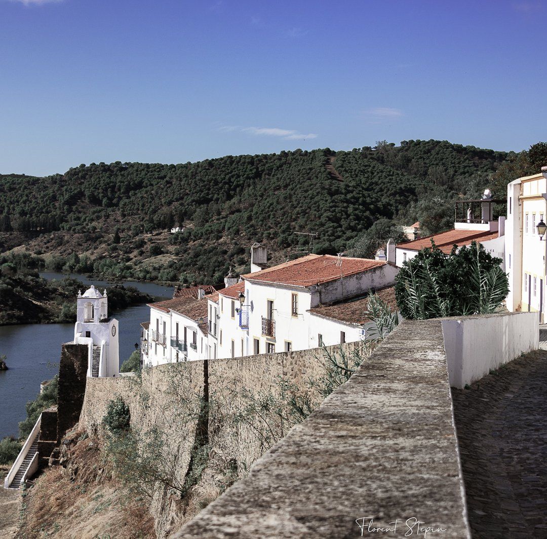 Vue des fortifications de Mertola sur les bords du Guadiana en Alentejo (Portugal)