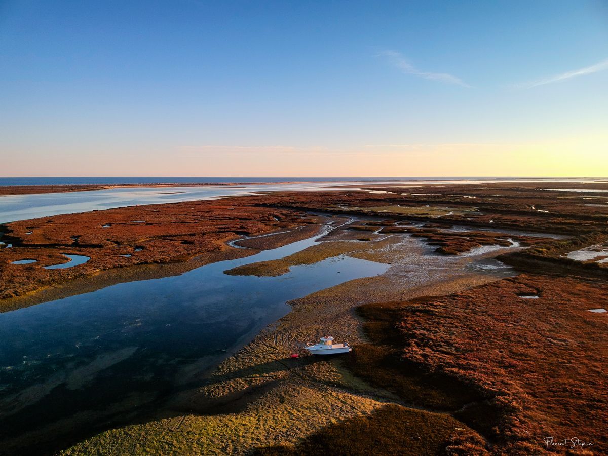 Vue sur la Ria Formosa à marrée basse au niveau du village de Torre de Aires, Portugal