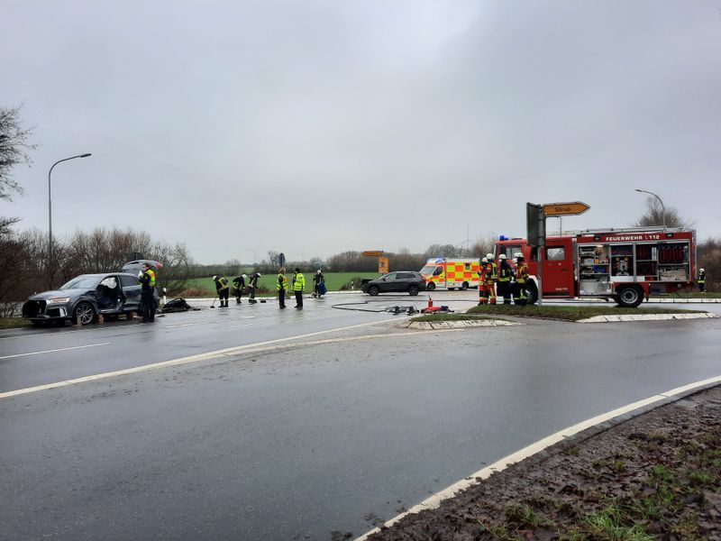 Verkehrsunfall in Sörup - Mittels hydraulischem Spreizer und Schere wurde Fahrertür entfernt