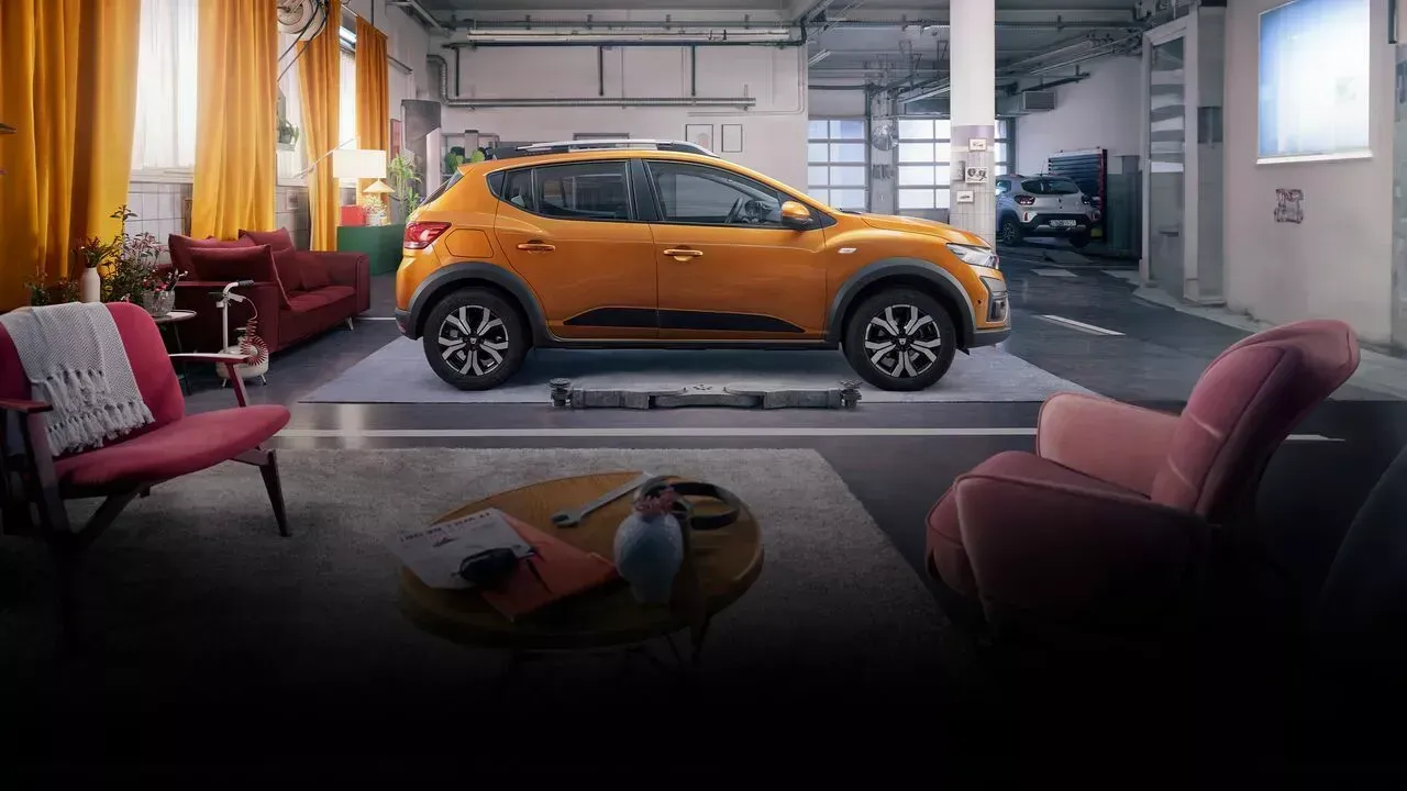 Découvrez les contrats de service Renault et Dacia Image d'un véhicule dans un salon