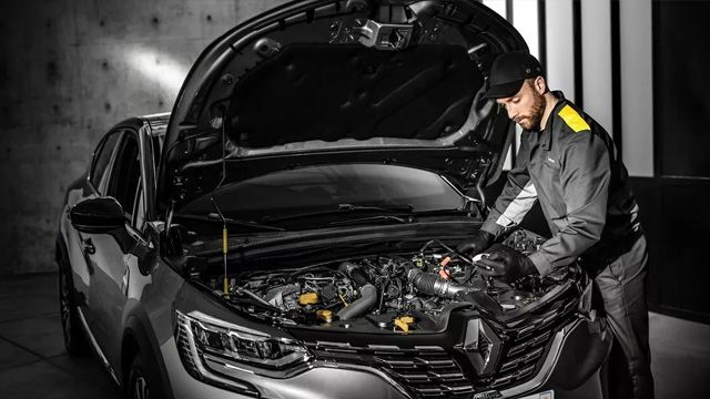 Le service après-vente DE LUCA est à votre écoute ! Mécanicien entretenant un véhicule Renault