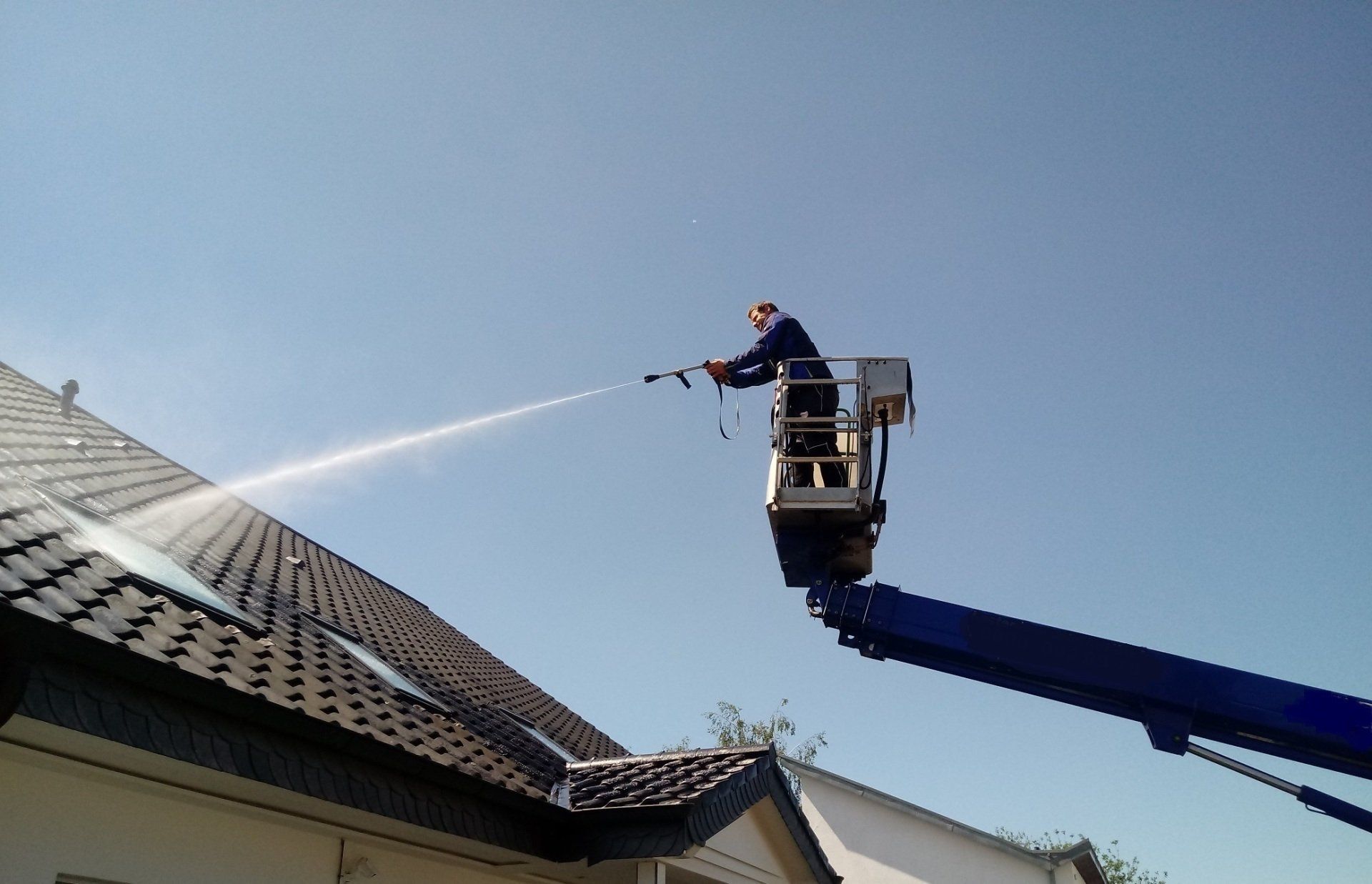 Dachreinigung und Moos entfernen