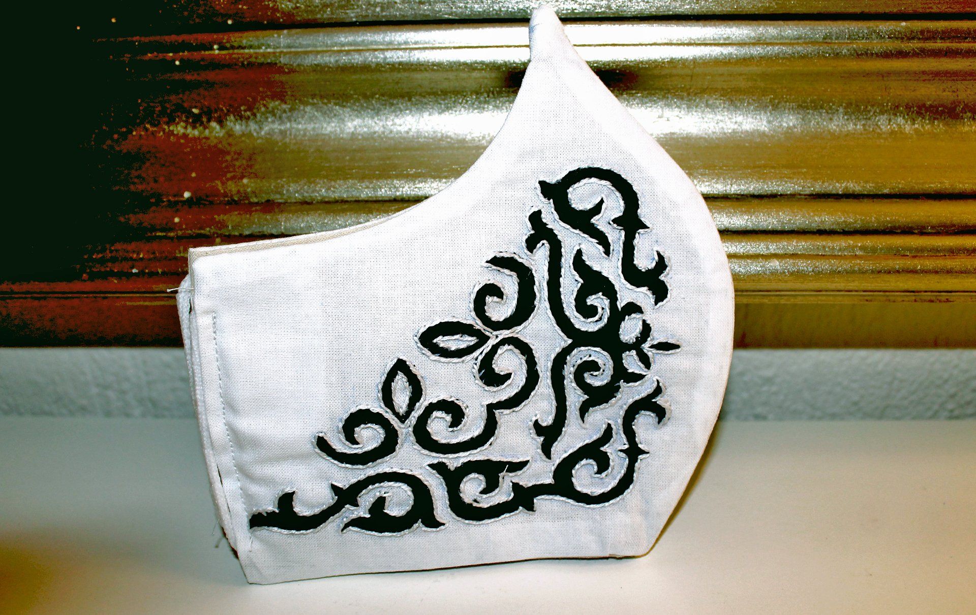 Stickerei auf Maske Mundschutz mit handgemachter Stickerei