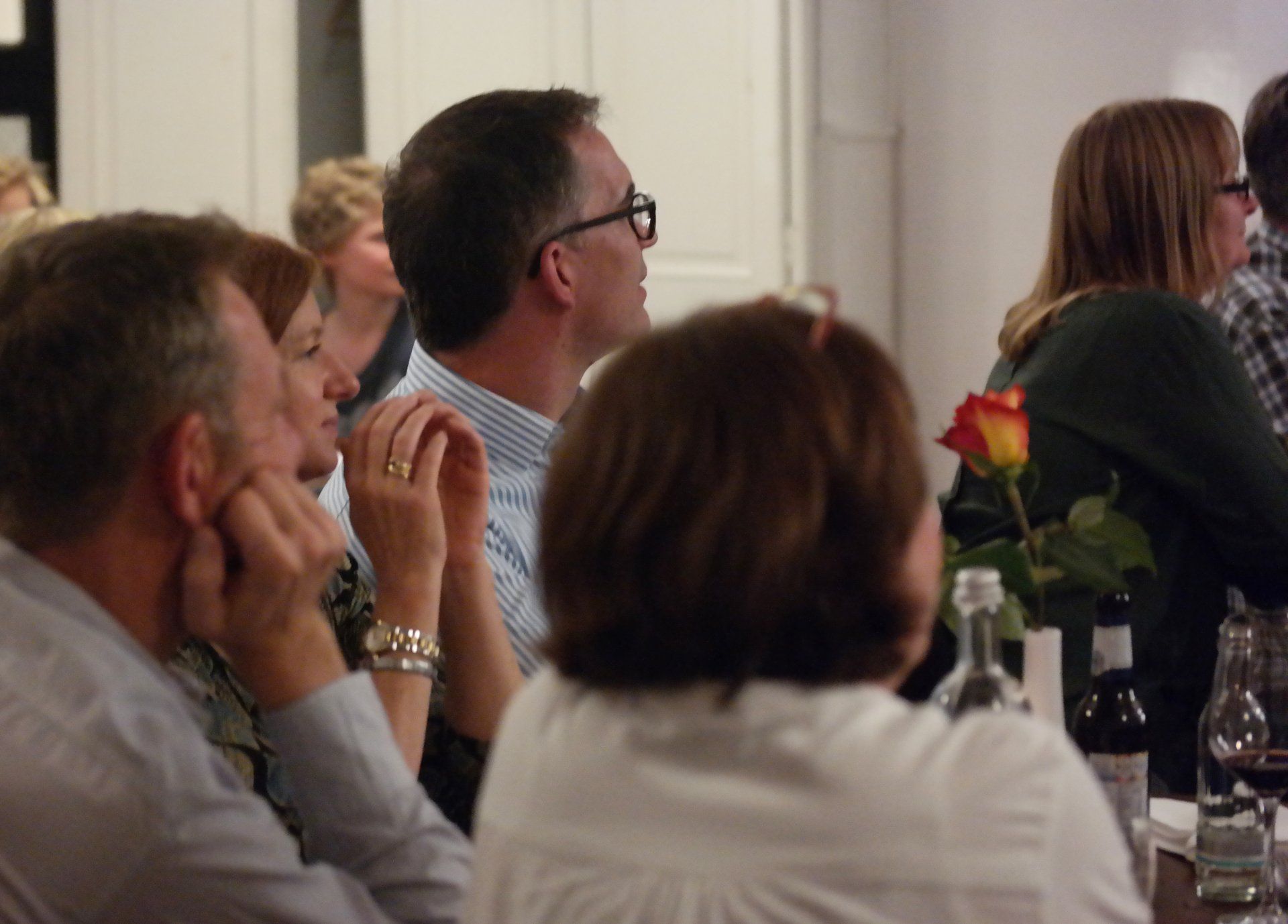 Zuschauer bei einem Tischzauberer