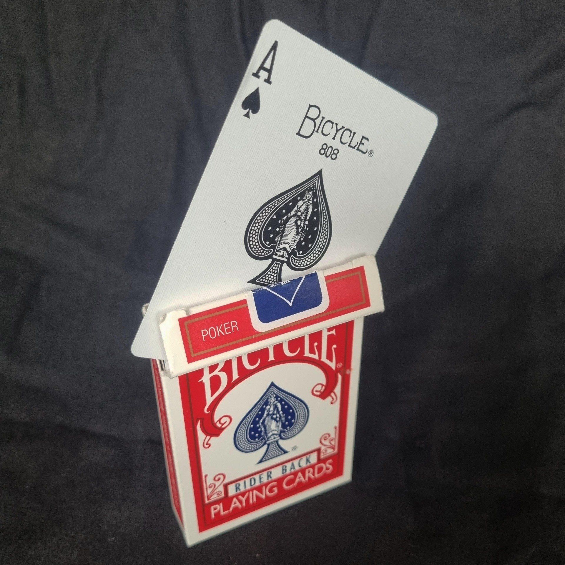 Kartenschachtel mit aufsteigender Karte