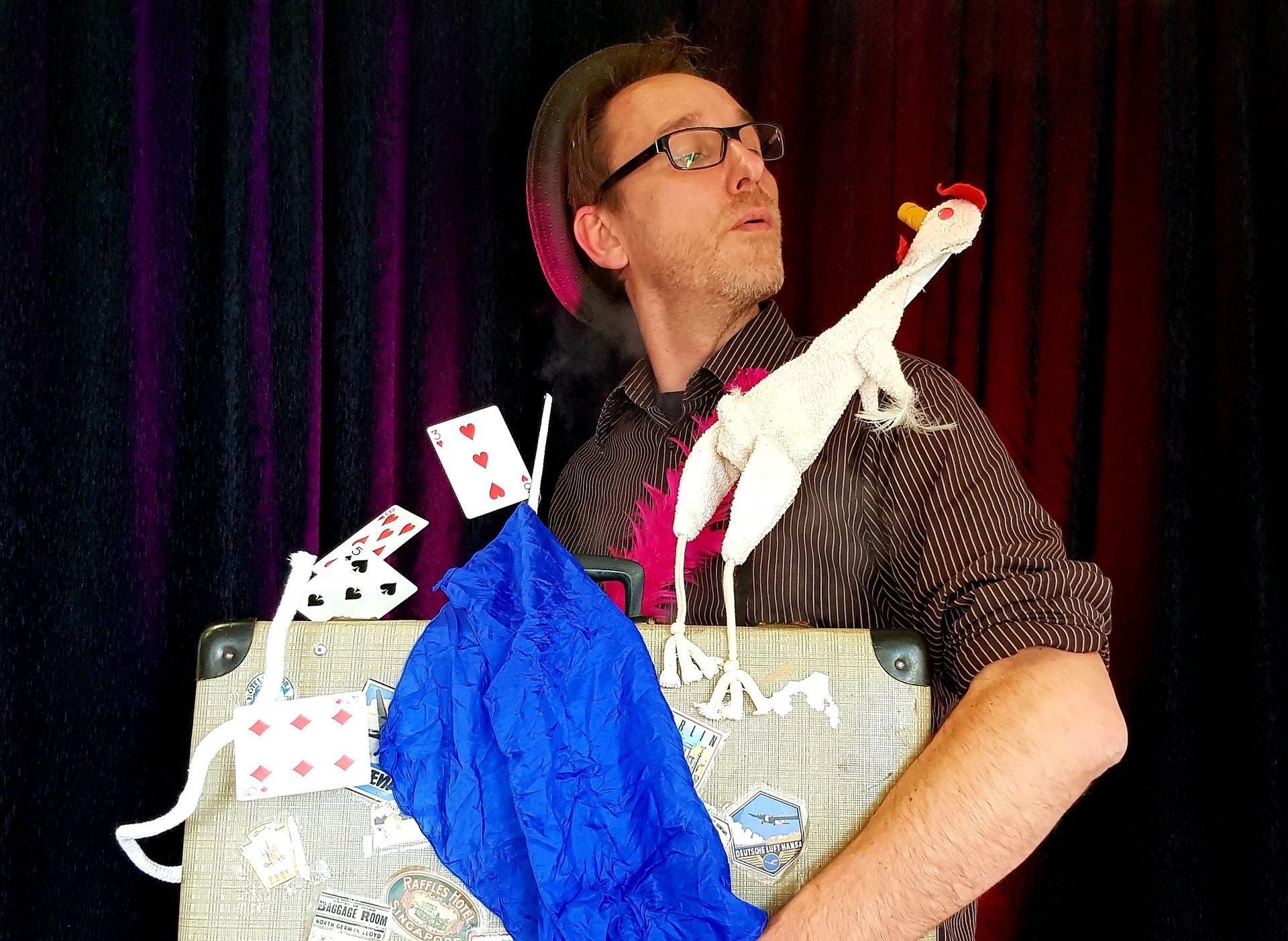 Kinderzauberer redet mit einem Huhn