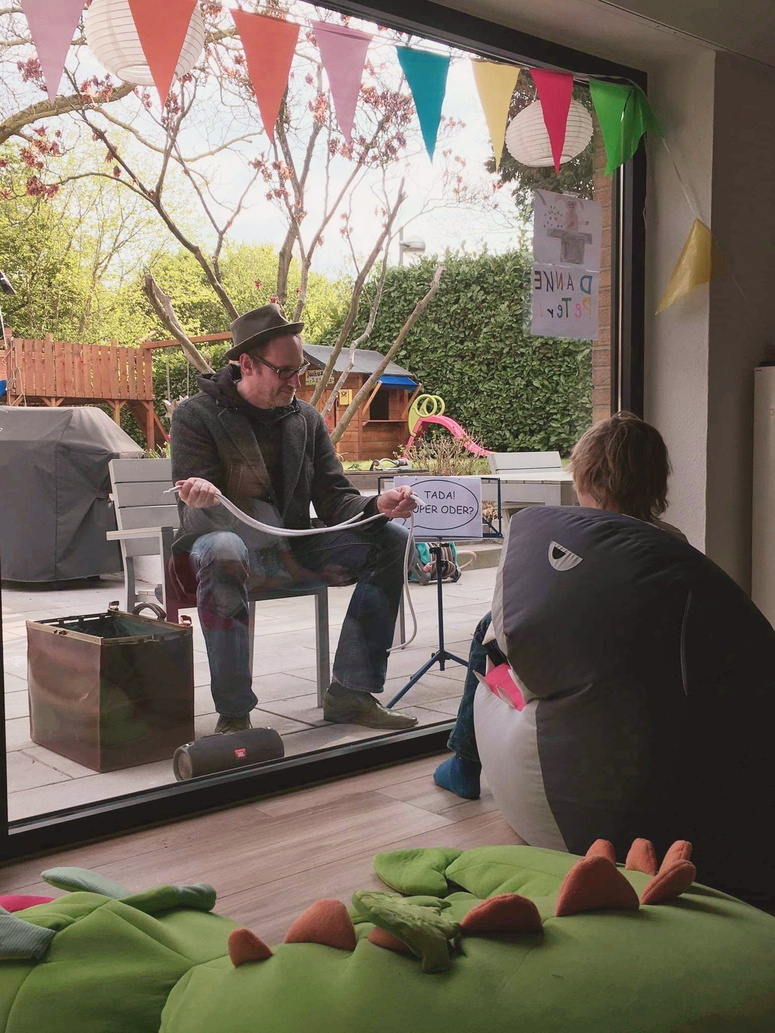 Magier Peter Vohralik zaubert durch die Fensterscheibe für Kindere