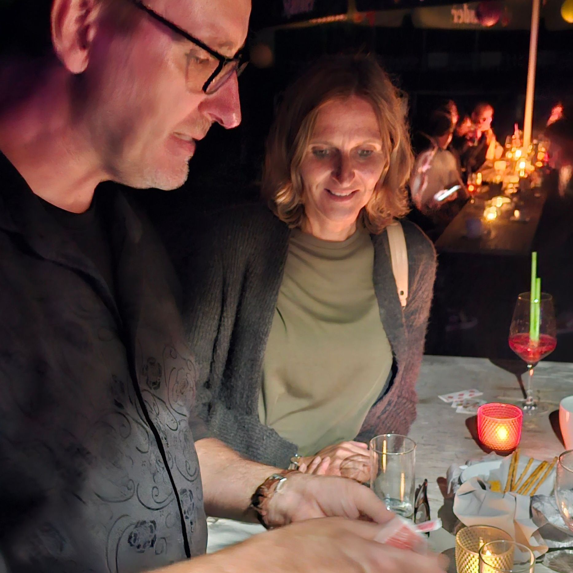 Clos-Up Zauberer bei einer Gartenparty