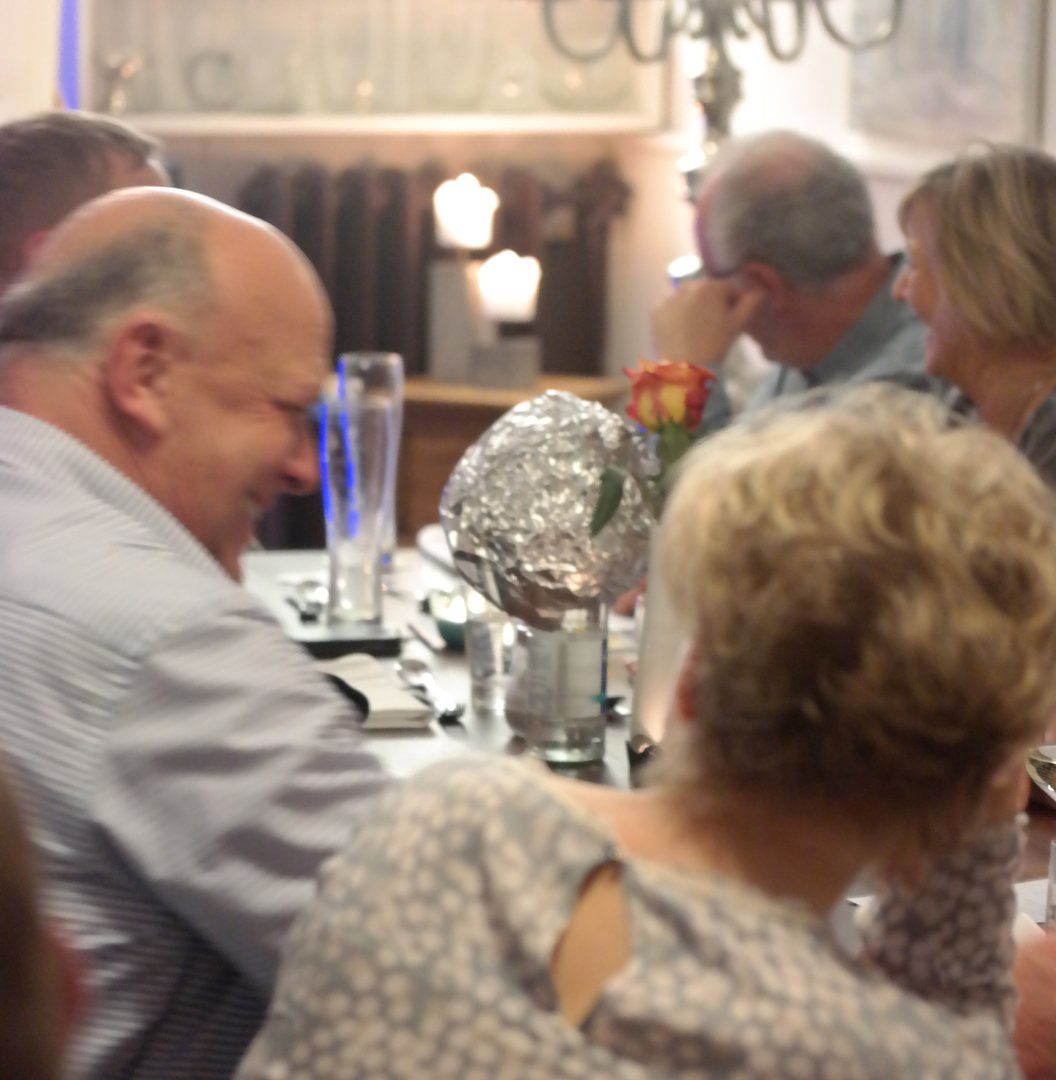 Zuschauer wird an seinem Tisch verzaubert