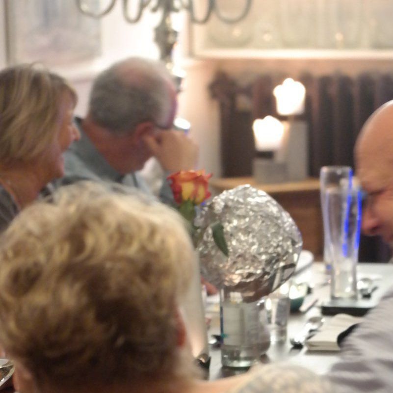 festlich gedeckter Tisch bei einem Zauberdinner