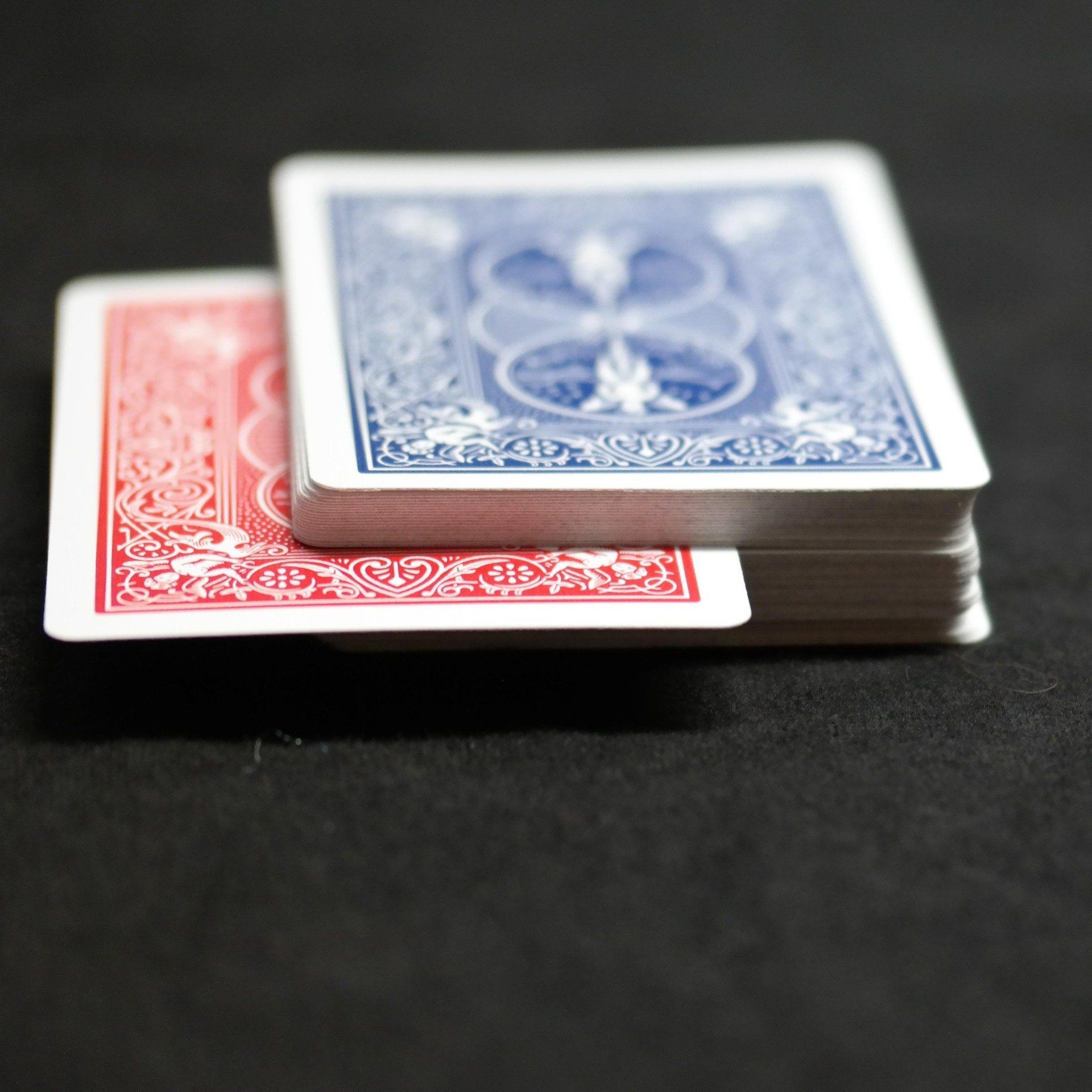 Rate Spielkarte zwischen vielen blauen Karten