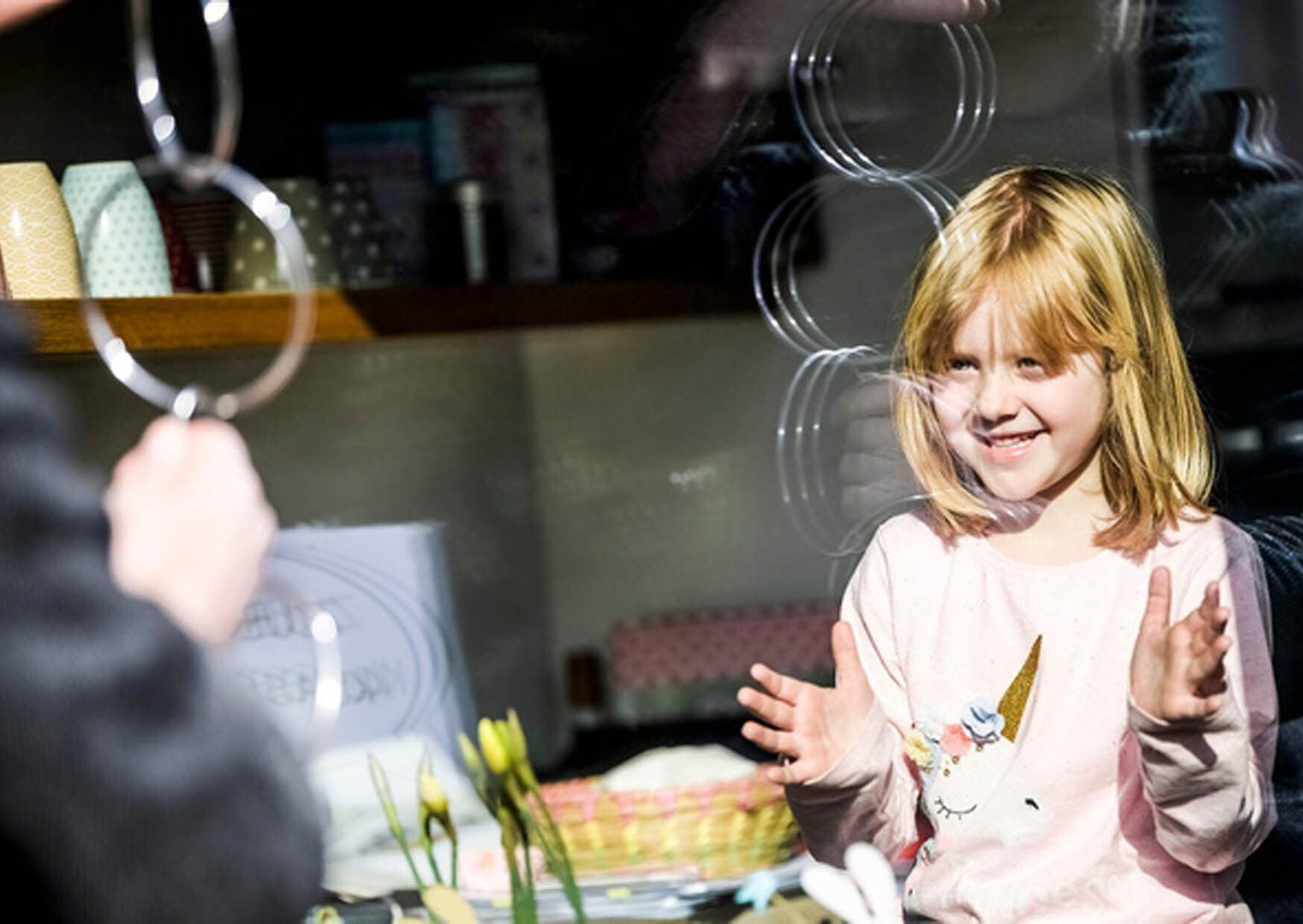 Kind bei einer Zaubershow Zuhause