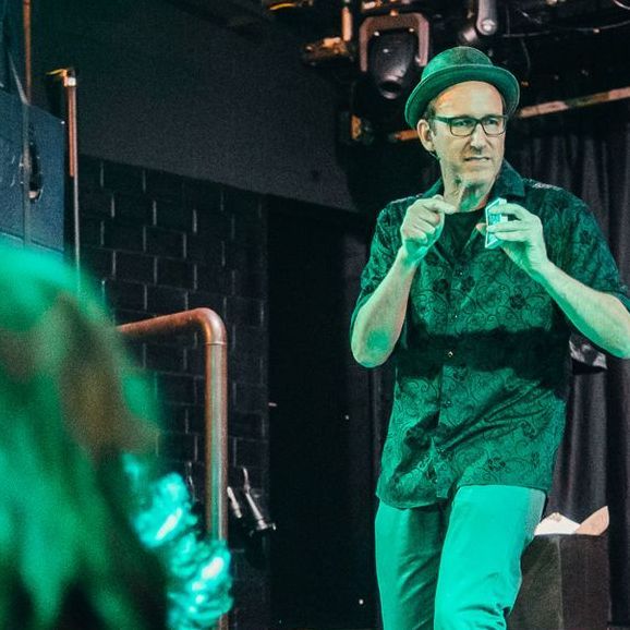 Zauberer hat Spaß auf der Bühne