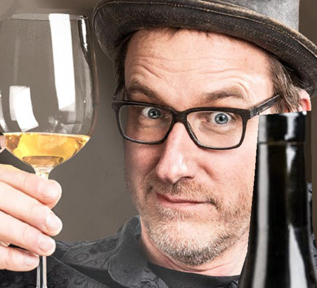 Zauberkünstler stößt mit Champagner an.