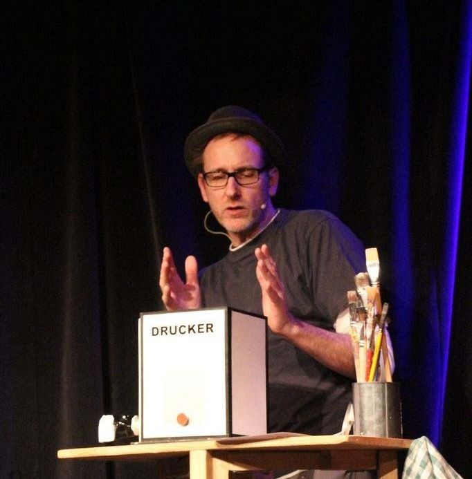 Kinderzauberer in der Schule in Aktion