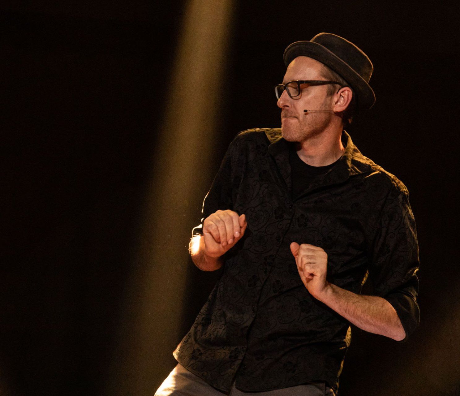 Zauberer tanzt im Scheinwerferlicht