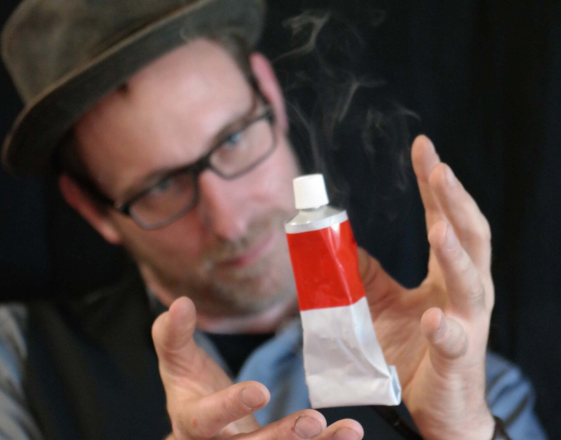 Zauberlehrer Peter Vohralik zeigt wie man eine Tube fliegen lässt