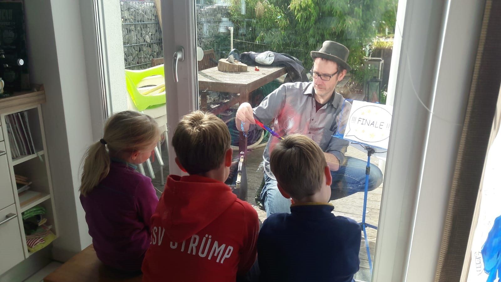 Begeisterte Kinder beobachten den Zauberer Peter Vohralik