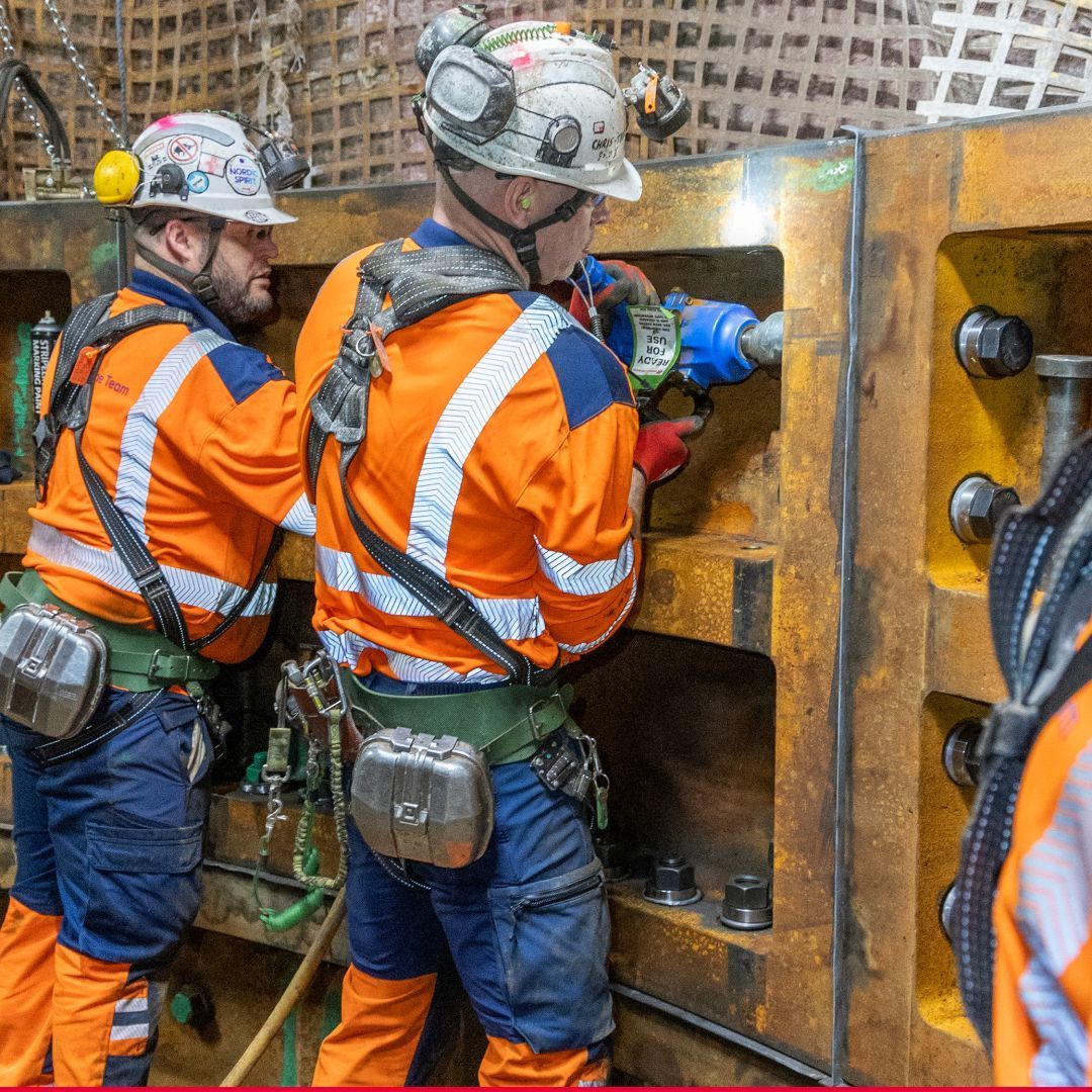 >>> Einbau - Stahl-Tübbinge - oben auf der SBR - Shaft Boring Roadheader.Schacht-Durchmesser SBR in Woodsmith Mine UK ca. 10 Meter - Für die DBHD Endlager-Schächte mag das sehr ähnlich aussehen. Bravo Redpath-Deilmann Dortmund und ww.