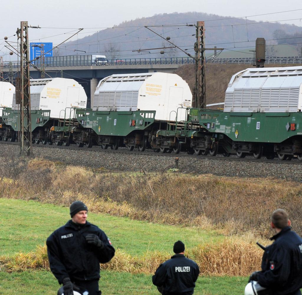 Bild HLW Castor Waggons mit weisser Dünnblech-Haube - Castor Transport ca. 2011 Deutschland Bild HLW Castor Waggons mit weisser Dünnblech-Haube - Castor Transport ca. 2011 Deutschland