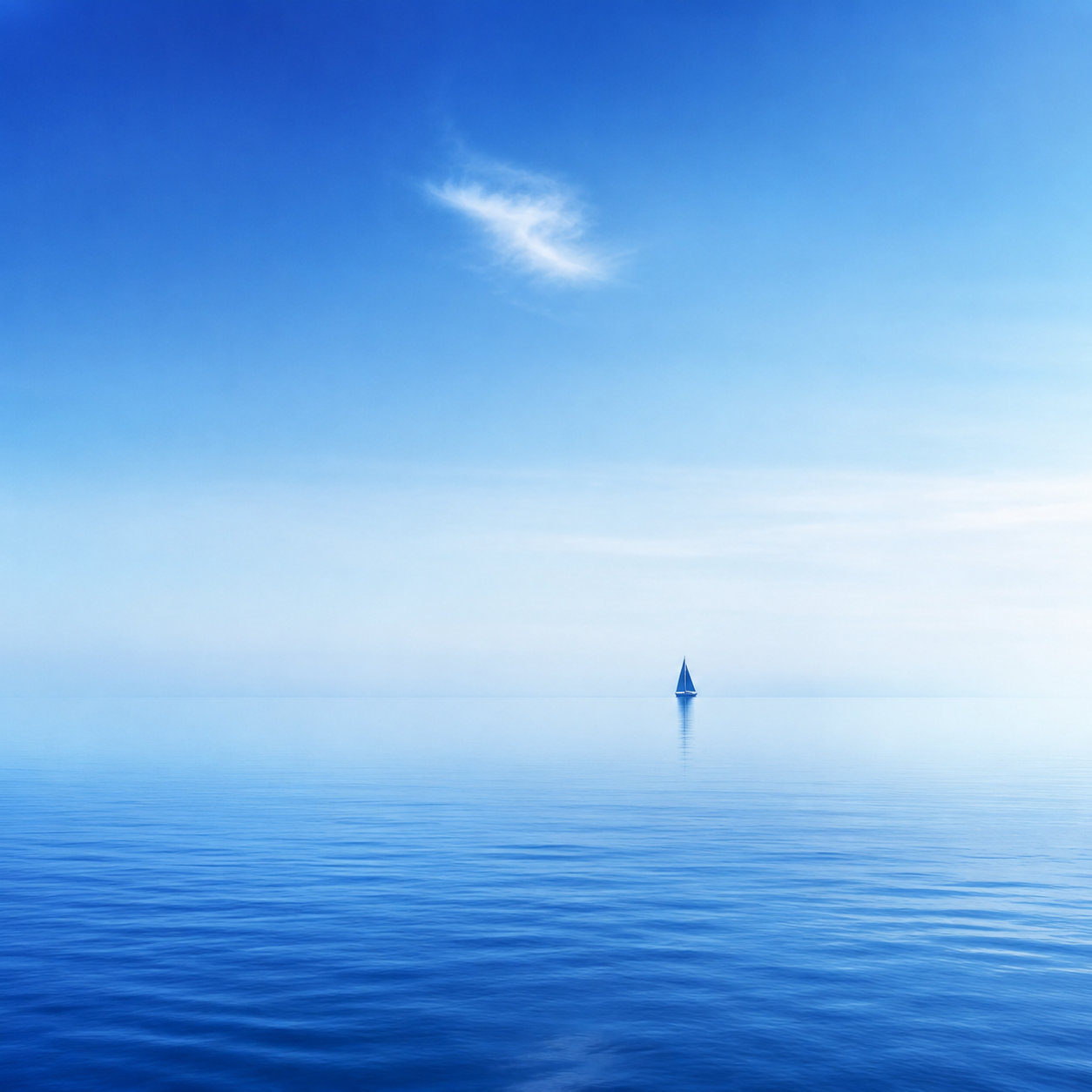 Mer bleue paisible et voilier à l’horizon évoquant le passage du silence intérieur à la parole juste