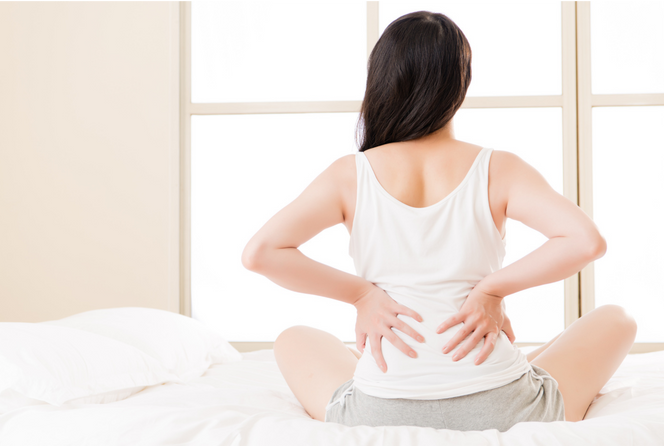 Frau mit Rückenschmerzen