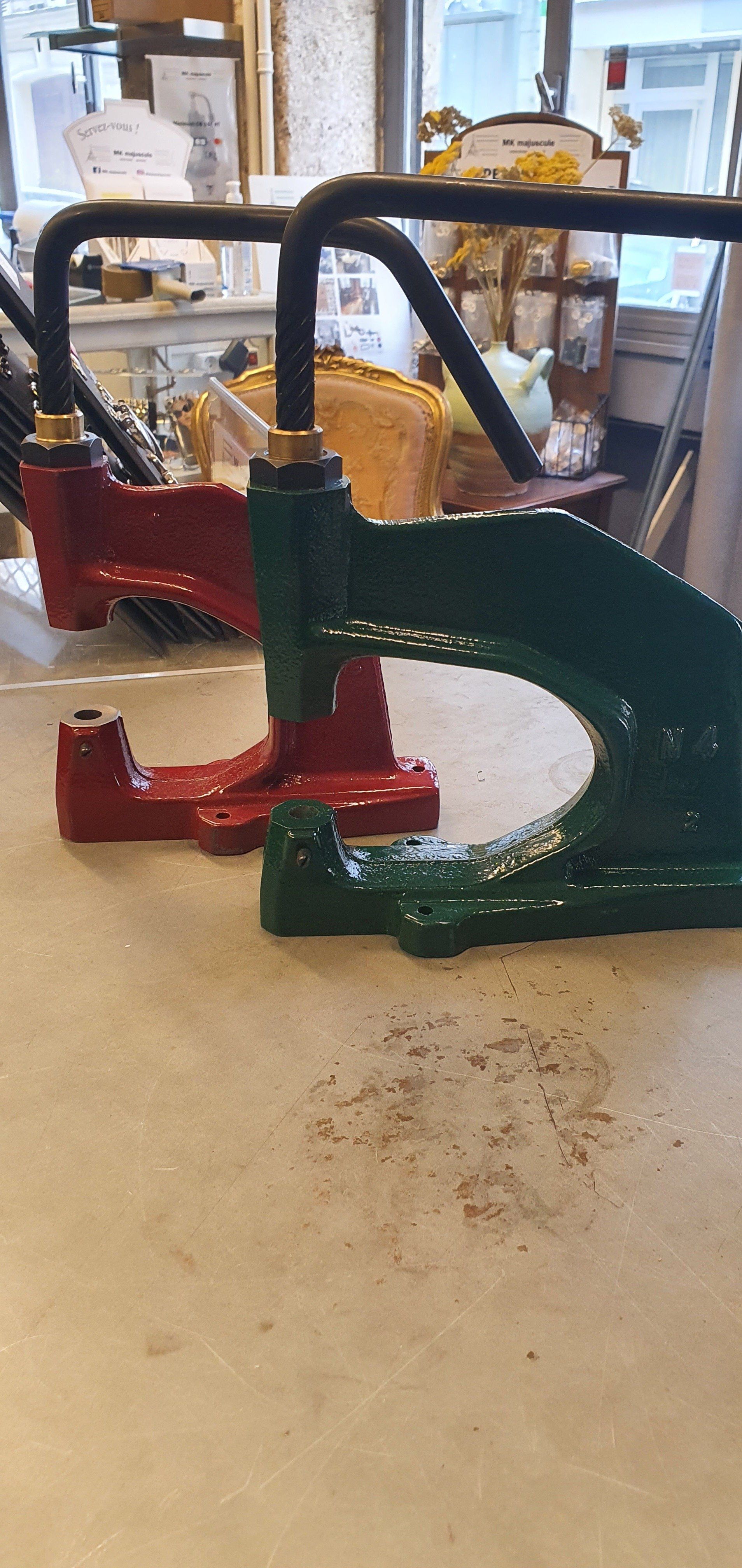 presse manuelle pour pose d'accessoires métalliques