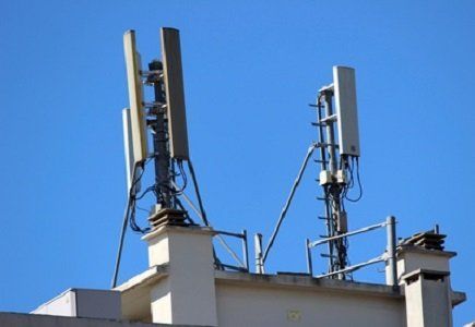 Antennes relais de téléphonie mobile 5G, lignes électriques à haute tension.