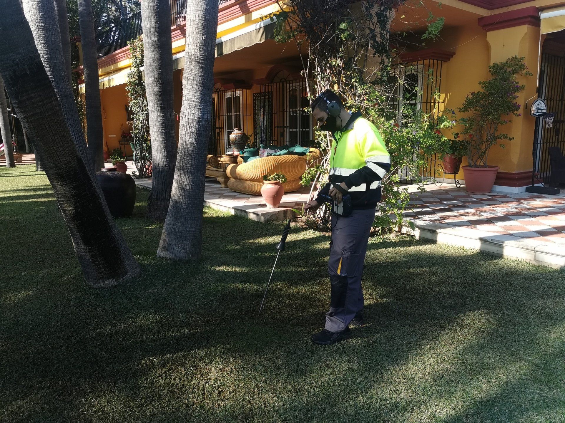 Localizar fuga de agua en zona del jardín de la vivienda, Rincón de la Victoria