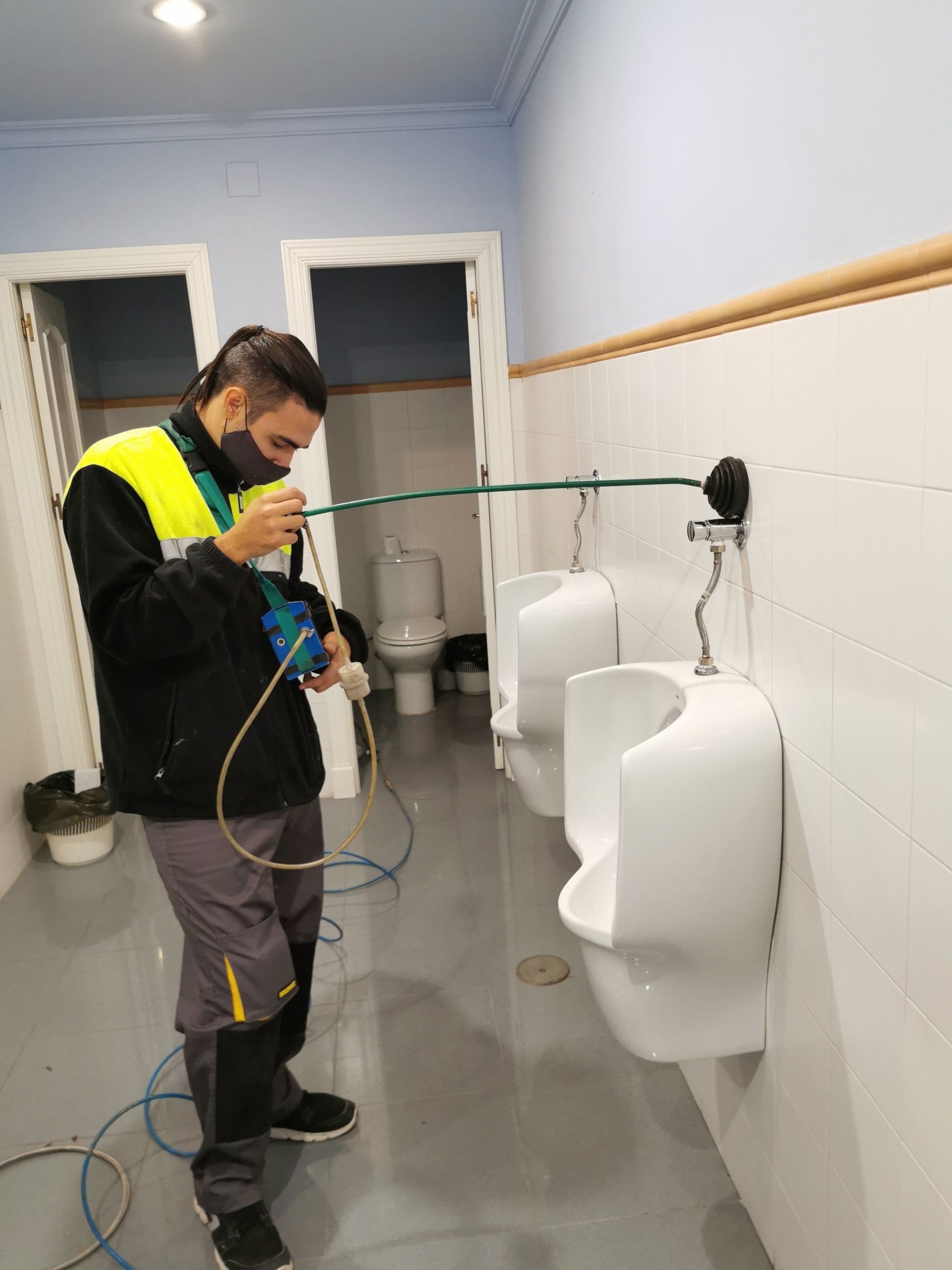 Localización de fuga de agua en urinario