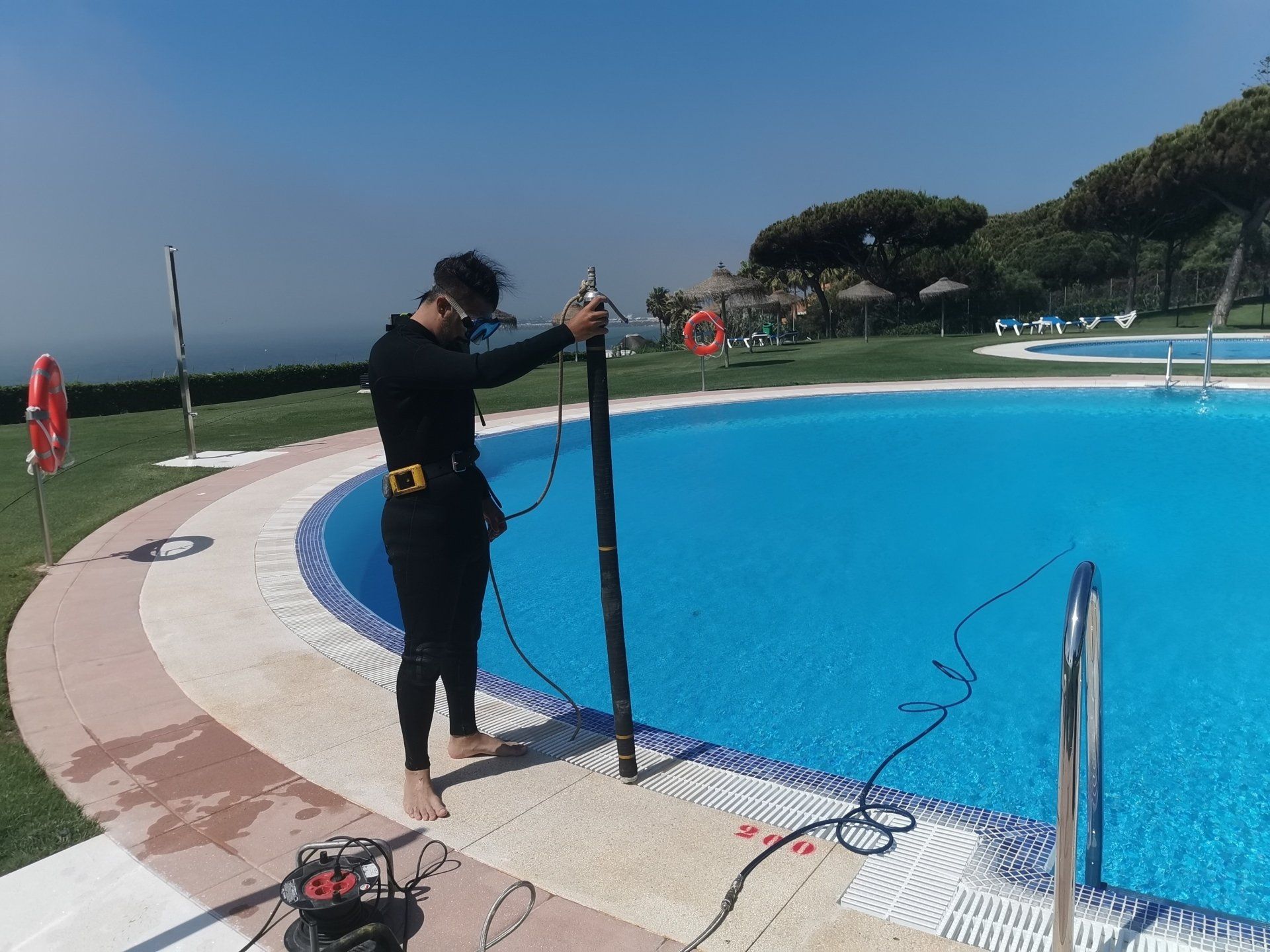 fuga en piscina comunitaria