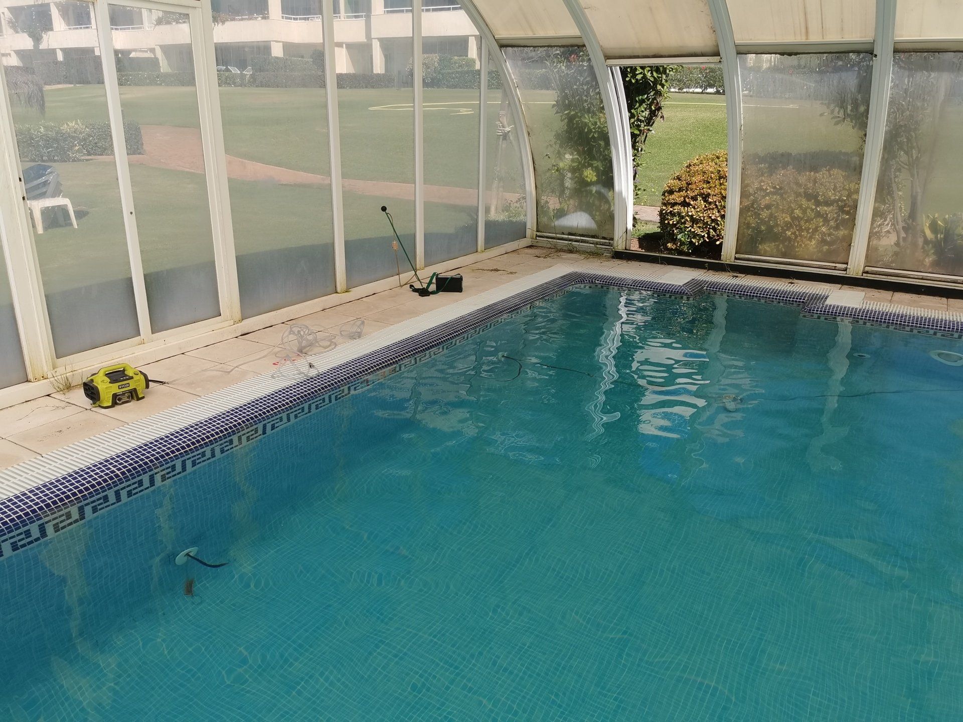 Localizacion de fuga de agua en piscina climatizada- marbella