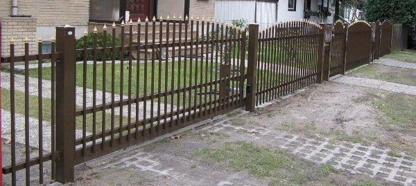 Barock-Zaunanlage mit Aluminiumsystemprofilen (Palisade mit Zaunkugel spitz)